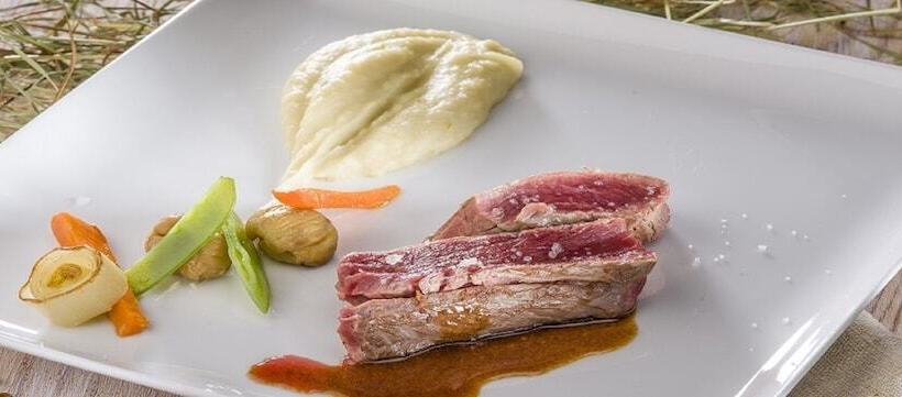 Отель Hôtel Logis Le Bourbon