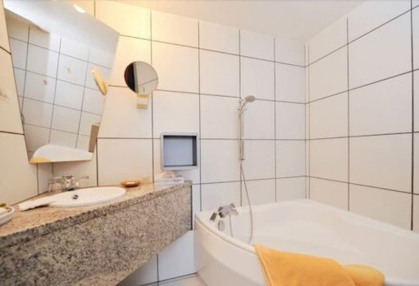 فندق Hôtel Logis Le Bourbon