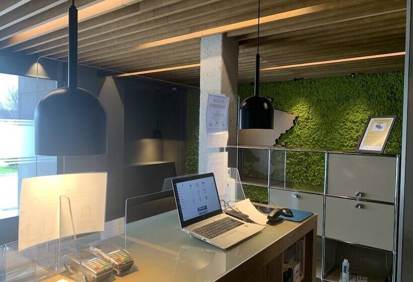 Отель Ibis Styles Pamplona Noain