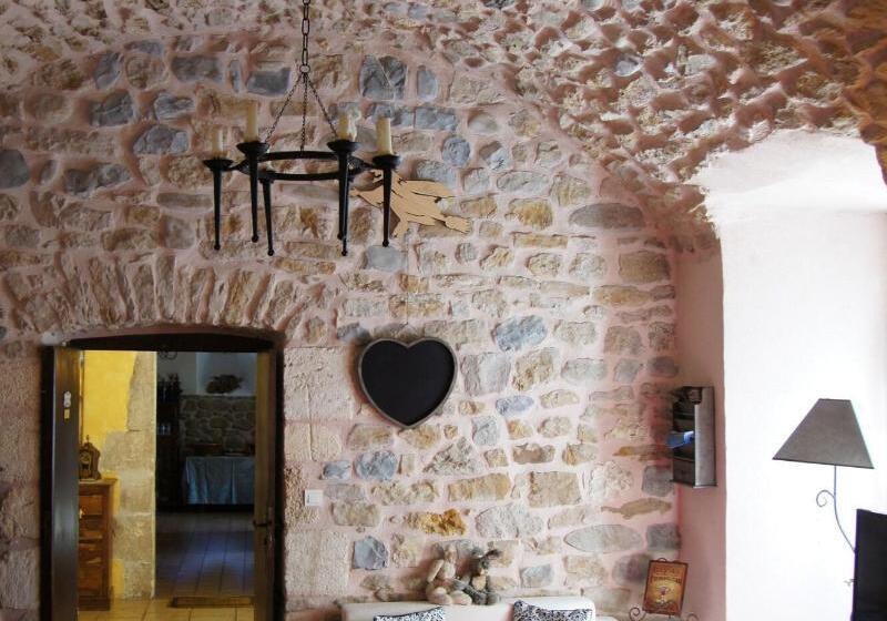 Отель Le Manoir Du Raveyron