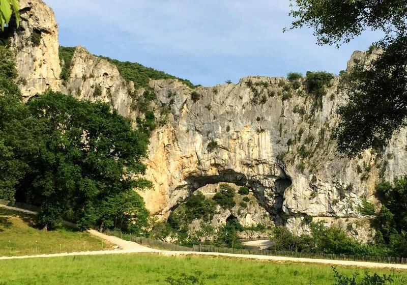 Отель Le Manoir Du Raveyron