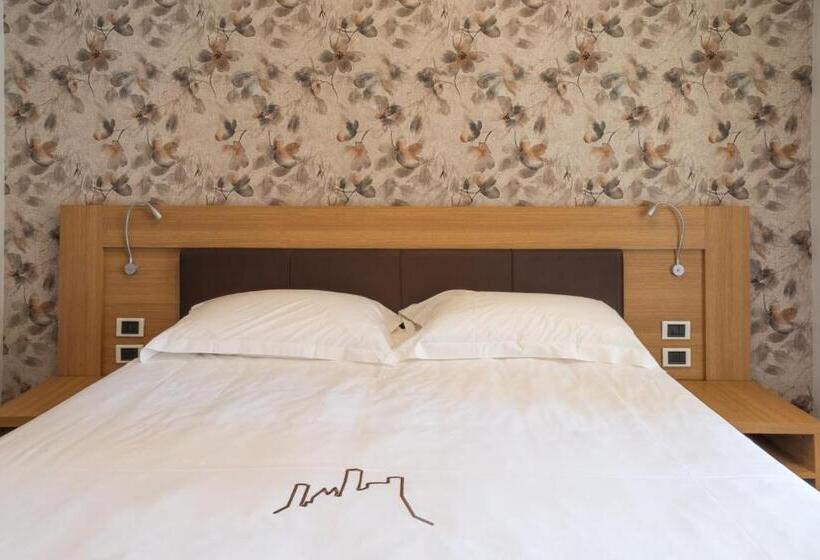 בית מלון כפרי Le Torri   Castiglione Falletto