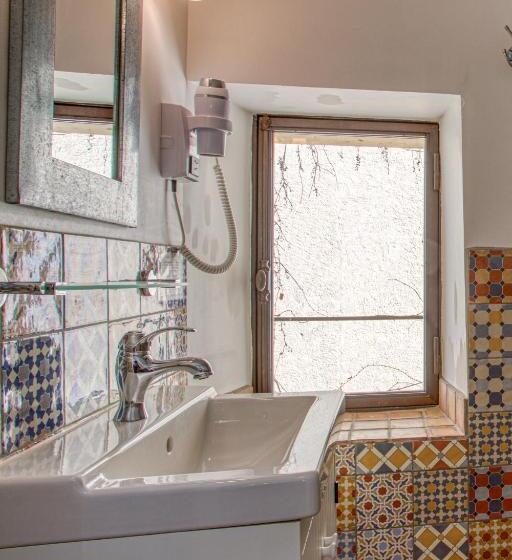 Отель Hôtel Restaurant Les Remparts