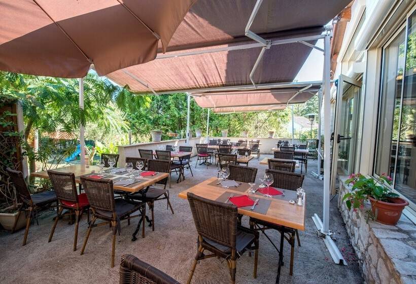 فندق Logis Hôtels   Hôtel Et Restaurant Les Voyageurs