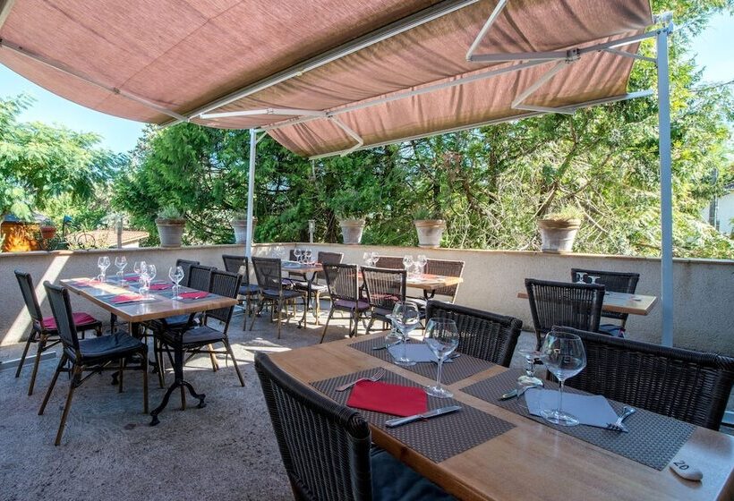 فندق Logis Hôtels   Hôtel Et Restaurant Les Voyageurs