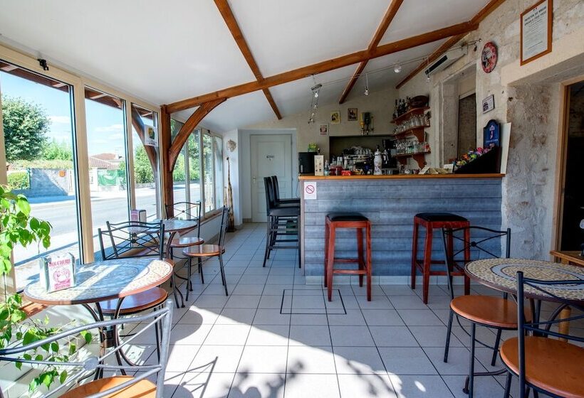 فندق Logis Hôtels   Hôtel Et Restaurant Les Voyageurs