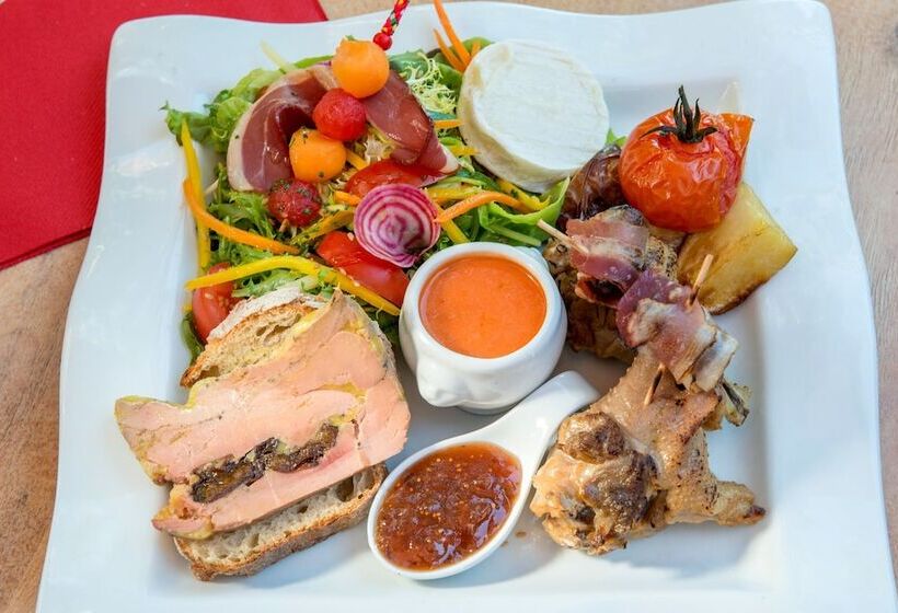 فندق Logis Hôtels   Hôtel Et Restaurant Les Voyageurs