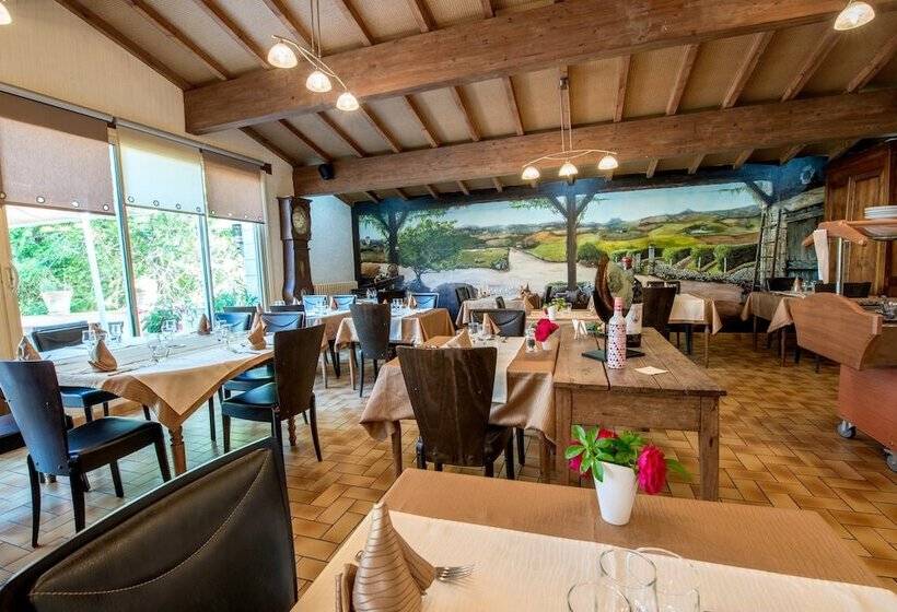 فندق Logis Hôtels   Hôtel Et Restaurant Les Voyageurs