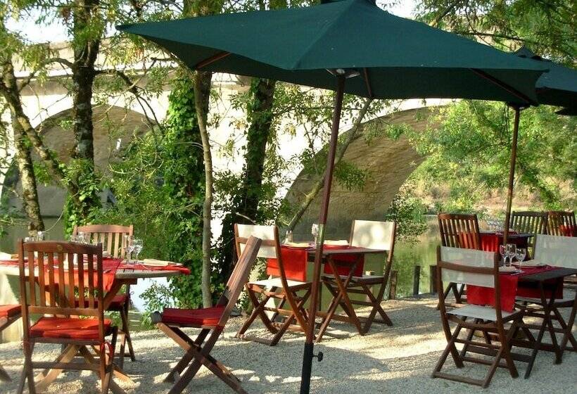 ホテル Logis Auberge De La Riviere