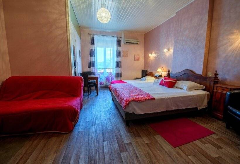 فندق Logis Hôtels   Hôtel Et Restaurant Les Voyageurs