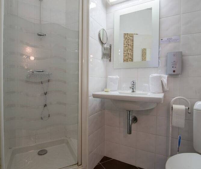 فندق Logis Hôtels   Hôtel Et Restaurant Les Voyageurs