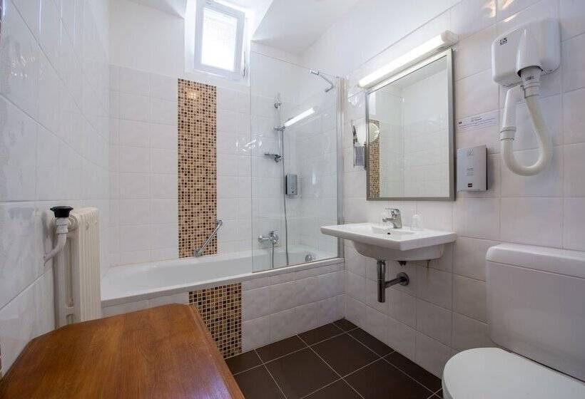 فندق Logis Hôtels   Hôtel Et Restaurant Les Voyageurs