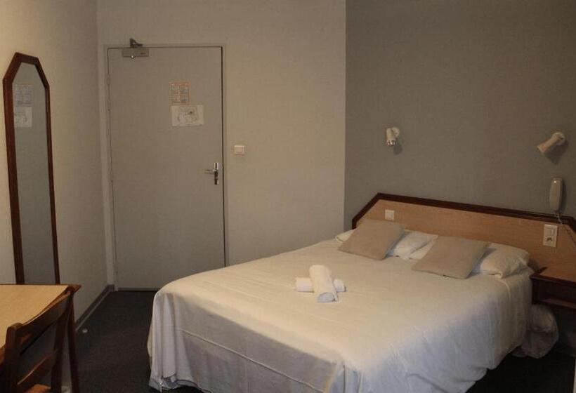 ホテル Logis Hôtels & Restaurant Le Cheval Blanc Et Clovis