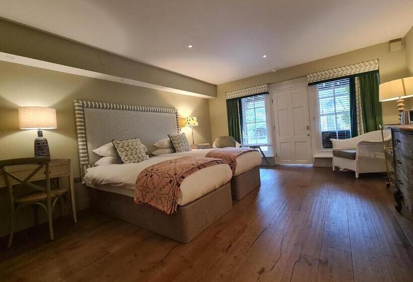 فندق Powdermills Country House