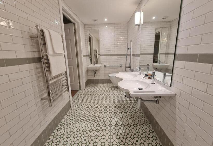 فندق Powdermills Country House