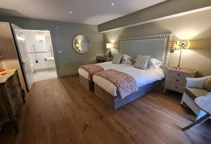 فندق Powdermills Country House