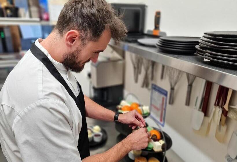 فندق Powdermills Country House