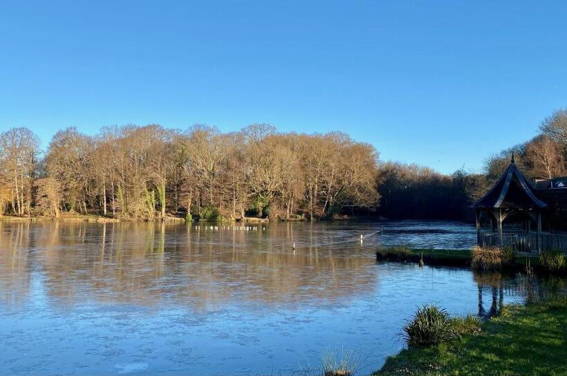 فندق Powdermills Country House