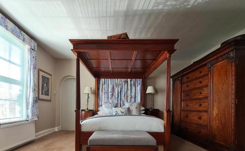 فندق Powdermills Country House