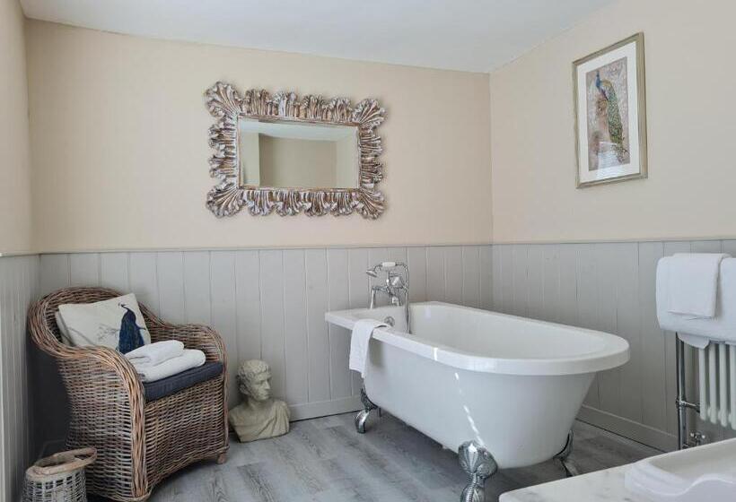 فندق Powdermills Country House