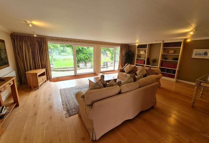 فندق Powdermills Country House