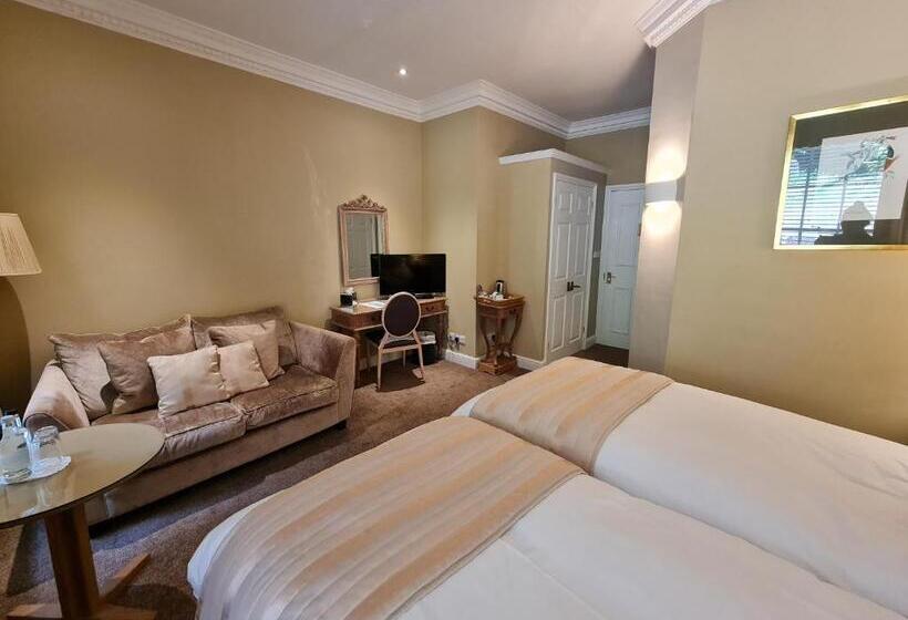 فندق Powdermills Country House