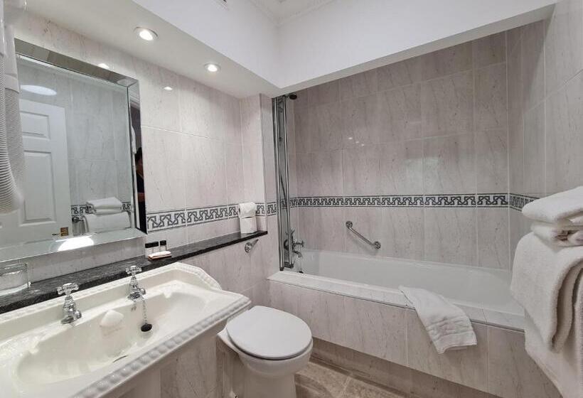 فندق Powdermills Country House