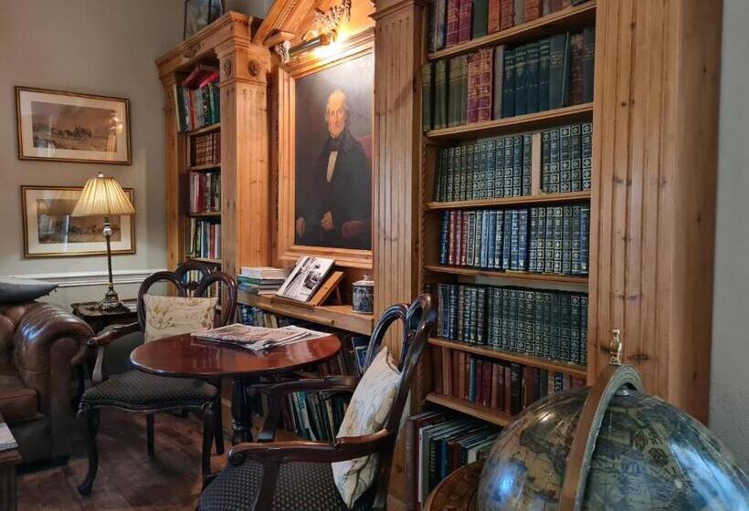 فندق Powdermills Country House