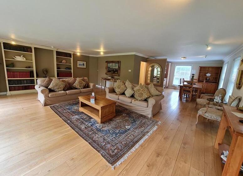 فندق Powdermills Country House