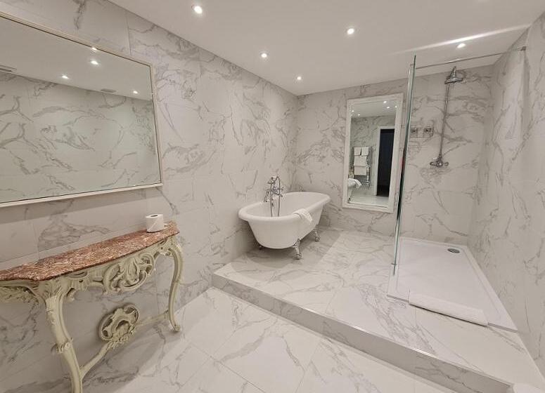 فندق Powdermills Country House