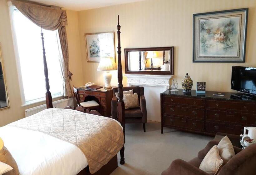 فندق Powdermills Country House