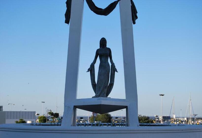 Отель Rompeolas Playa