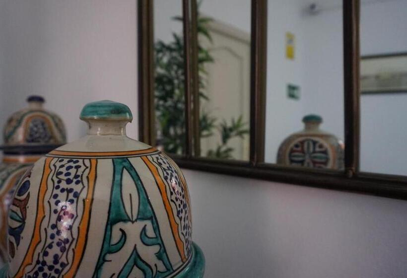 Отель Rompeolas Playa