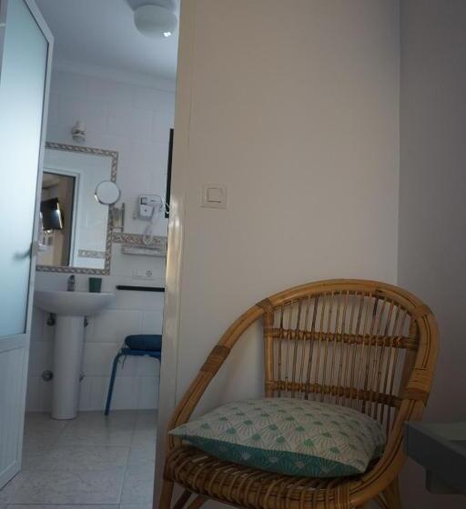 Отель Rompeolas Playa