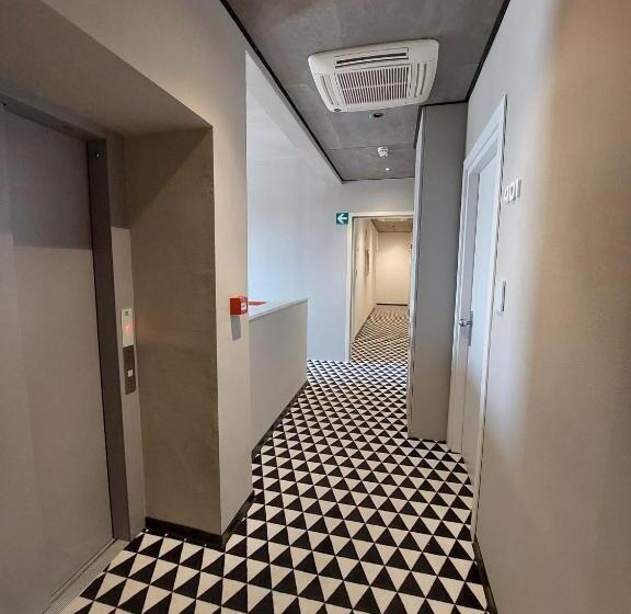 פונדק Re Versiliana