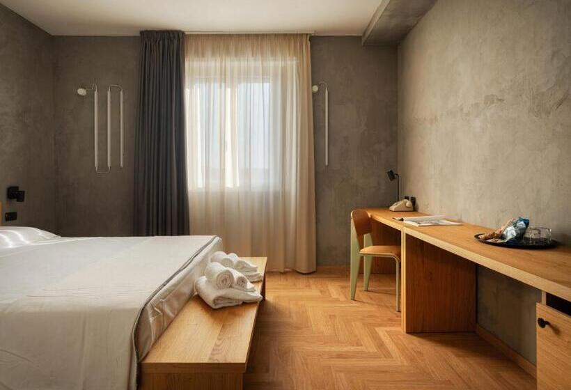 פונדק Re Versiliana