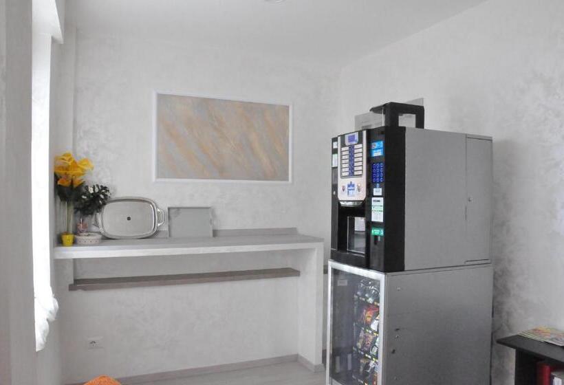 تختخواب و صبحانه Albano Station Rooms