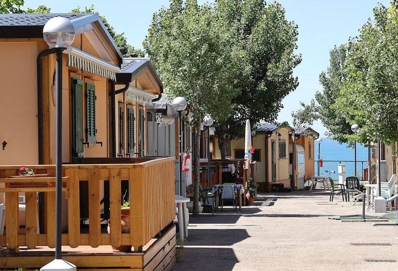 منتجع Parco Vacanze Lo Scoglio