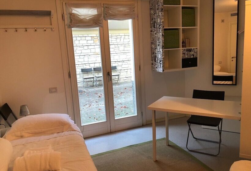 ベッドアンドブレックファースト At 9