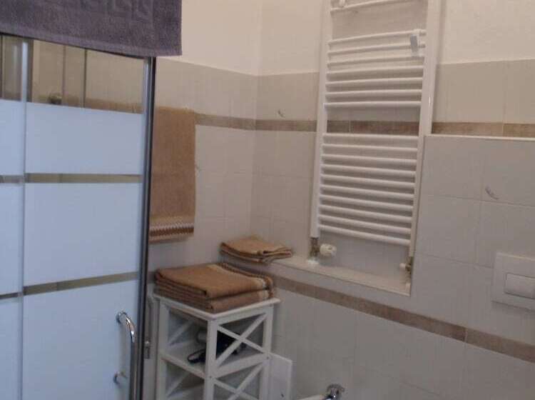 مبيت وإفطار Il Volto Del Lago Rooms And Apartments