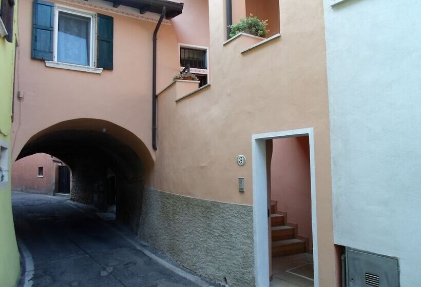 مبيت وإفطار Il Volto Del Lago Rooms And Apartments