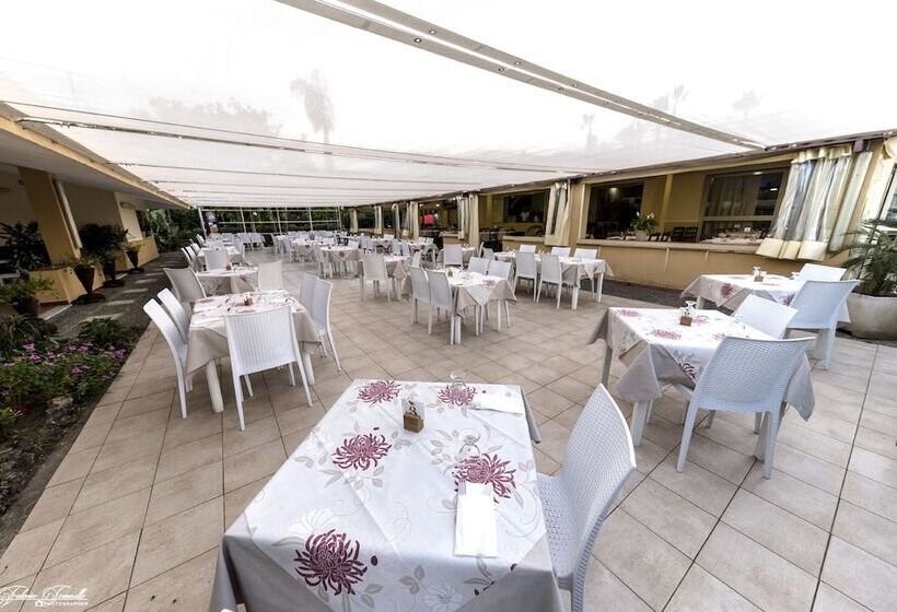 Отель Villaggio Camping Calypso