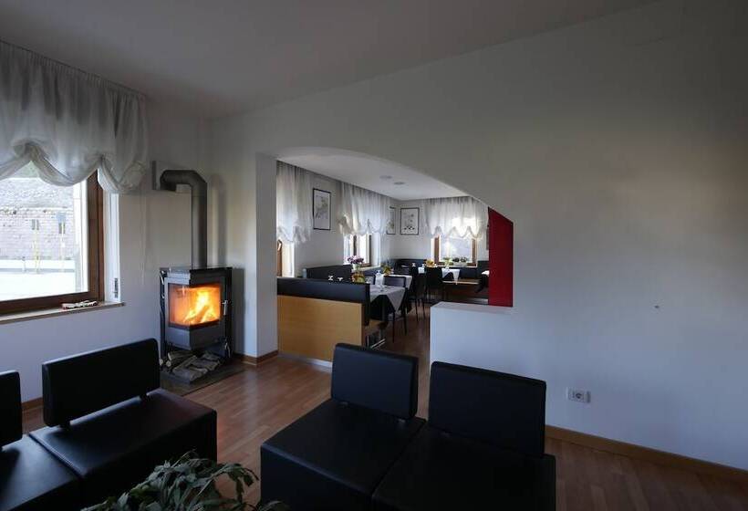 فندق Albergo De March