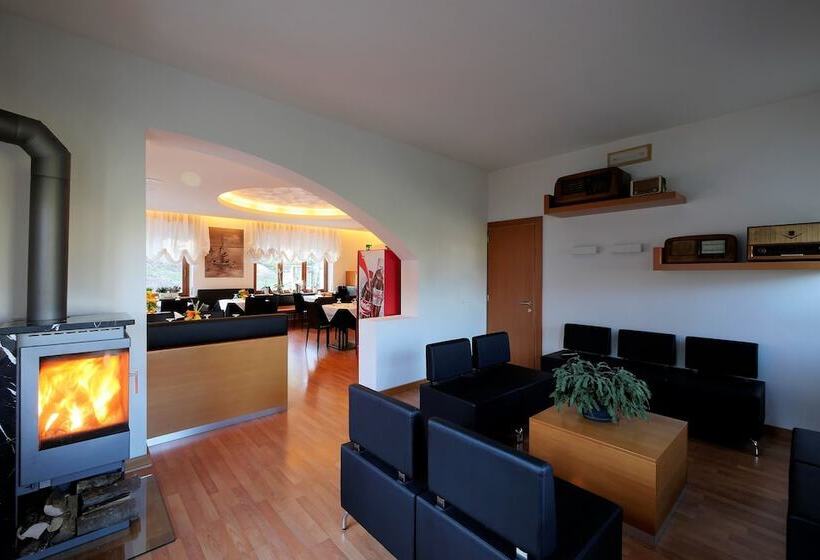 فندق Albergo De March