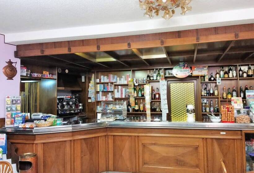 فندق Albergo De March