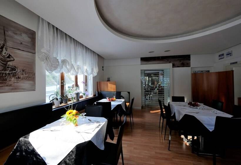 فندق Albergo De March