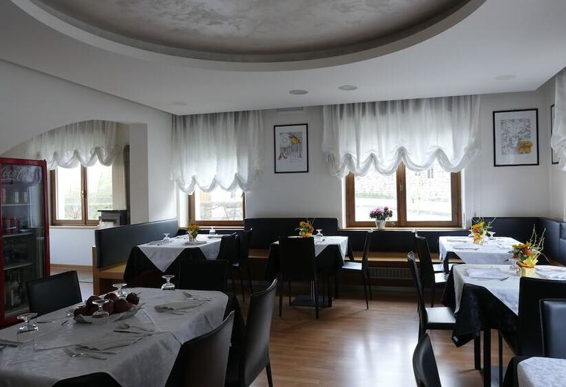 فندق Albergo De March