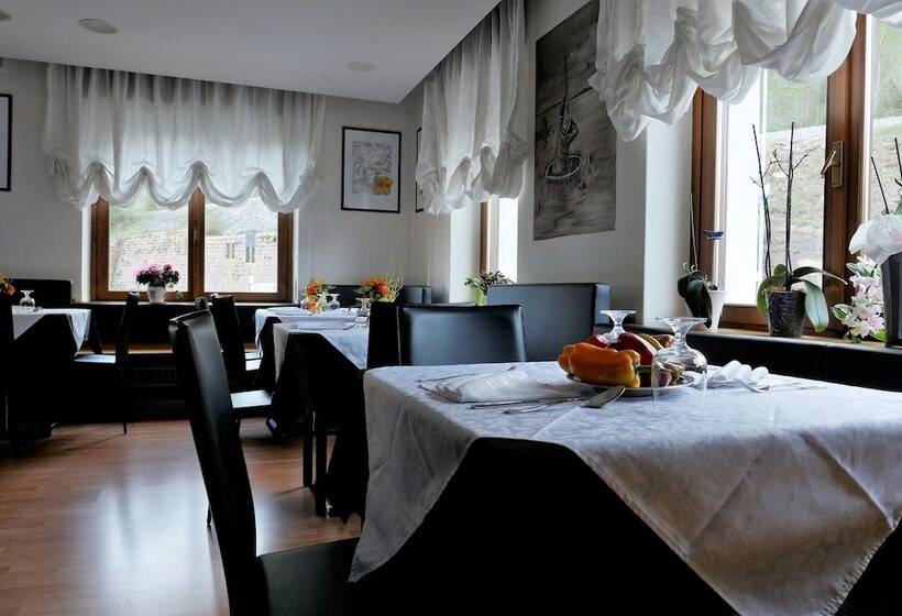 فندق Albergo De March