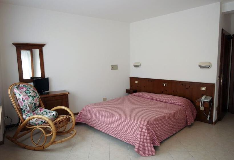 فندق Albergo De March