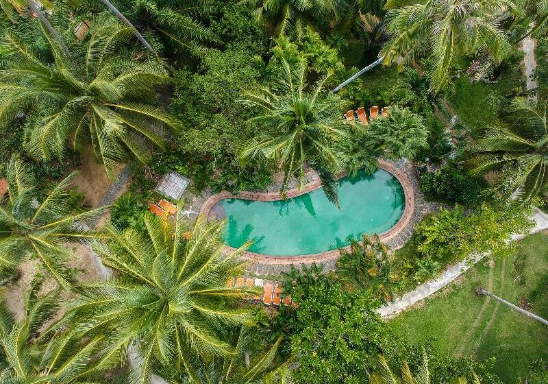 בית מלון כפרי Baan Mai Beachfront Phuket Lone Island